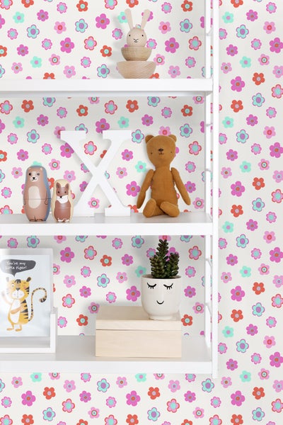 Regal mit Blumenmustertapete und verschiedenen Dekorationen