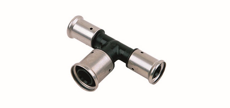 Press-T-Stück aus Metall und Kunststoff für Rohrverbindungen.