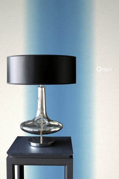 Tischleuchte mit schwarzem Lampenschirm und silberfarbenem Fuß auf einem Beistelltisch