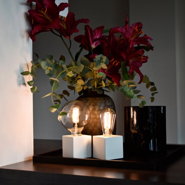 Fünf Edison Glühbirnen mit E27 Fassung, steuerbar per Smartphone und Sprachassistent