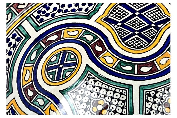 Detail eines Keramikmusters mit geometrischen Formen