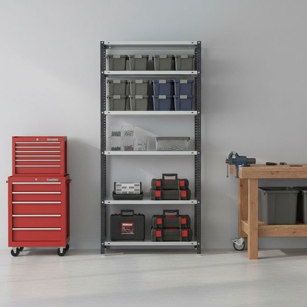 Organisierte Werkstatt mit rotem Werkstattwagen, Metallregal mit Aufbewahrungsboxen und Werkbank aus Holz mit Schraubstock.