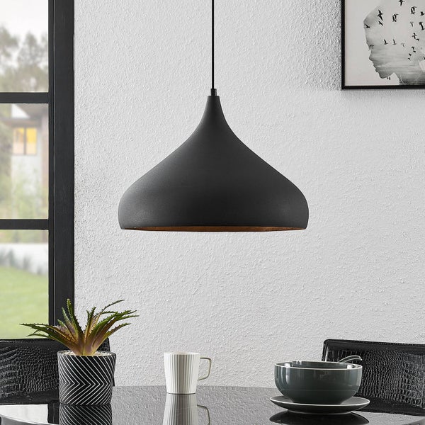 Hängelampe in Tropfenform über einem Esstisch