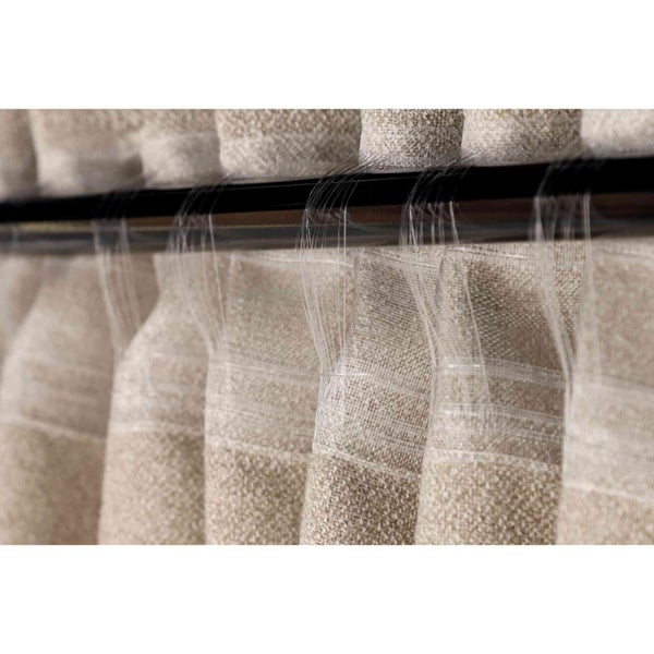 Detailaufnahme von Schlaufen einer Gardine an einer Gardinenstange