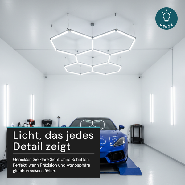 Beleuchteter Raum mit sechseckiger Deckenleuchte und einem blauen Auto