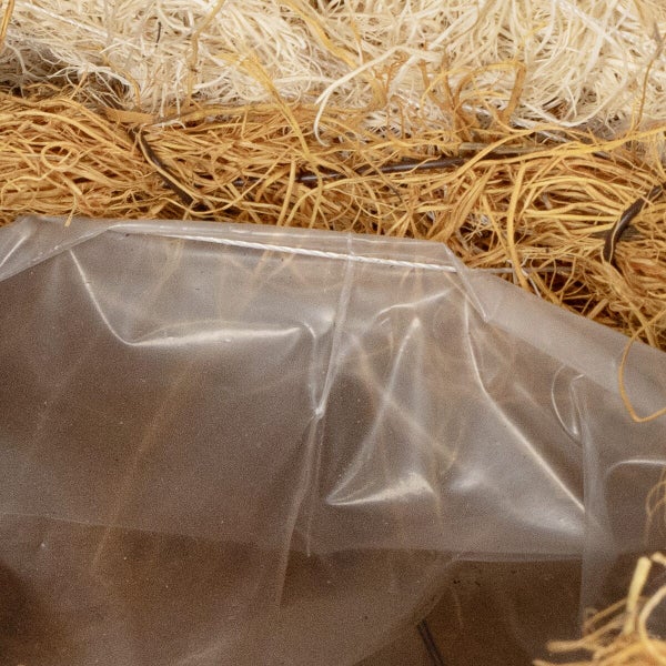 Durchsichtige Kunststofffolie mit Holzwolle Polstermaterial zum Schutz von Gegenständen beim Transport
