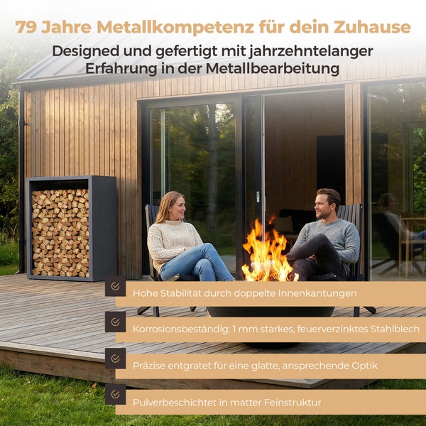 Modernes Holzhaus mit Terrasse, Feuerschale und einem schwarzen Kaminholzregal aus Metall. Stabil, korrosionsbeständig und pulverbeschichtet.