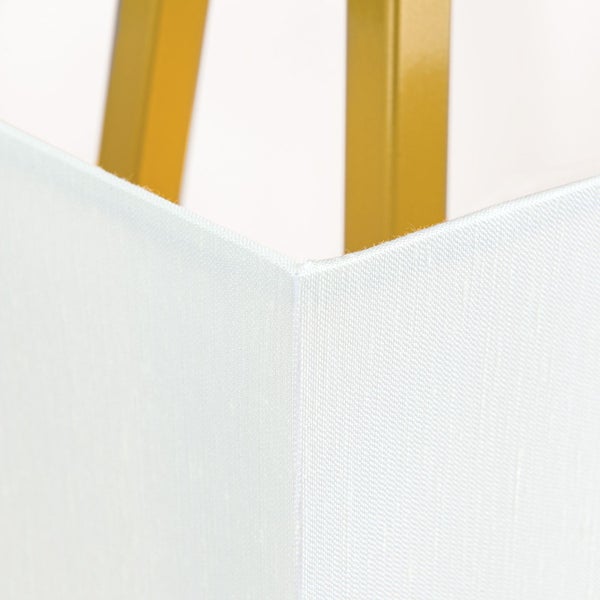 Detailansicht eines Lampenschirms mit goldenem Lampenfuß