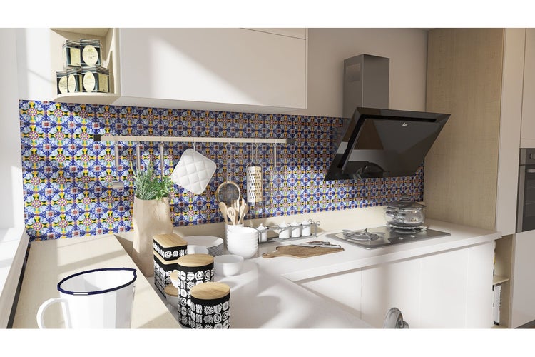 Helle Küche mit Fliesenspiegel, Dunstabzugshaube und Küchenutensilien