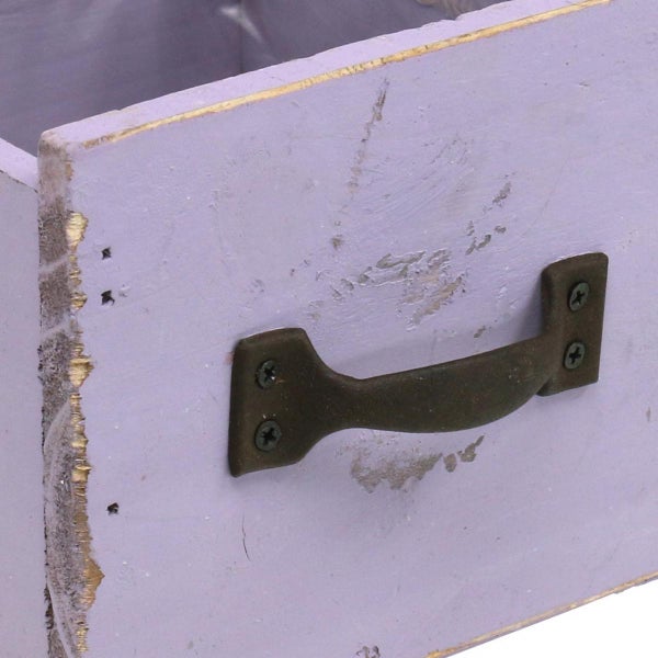 Nahaufnahme einer Holzkiste mit Metallgriff