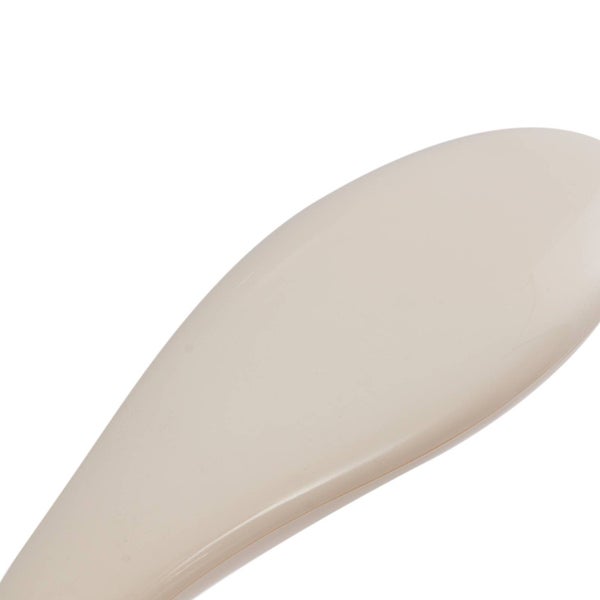 Toilettendeckel mit glatter, ovaler Oberfläche.