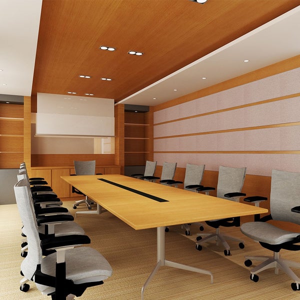 Heller Konferenzraum mit großem Holztisch, grauen ergonomischen Stühlen, Holzdecke mit Einbaustrahlern und Wandpaneelen in Streifenoptik.