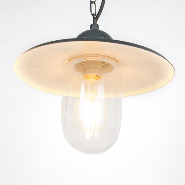Schwarze Außen-Hängeleuchte mit Metallschirm, klarem Glaskolben und sichtbarem Leuchtmittel an einer Kette.