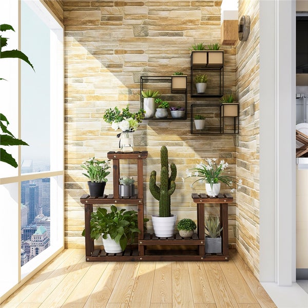 Balkon mit Pflanzen auf Holzregalen und Wandregalen