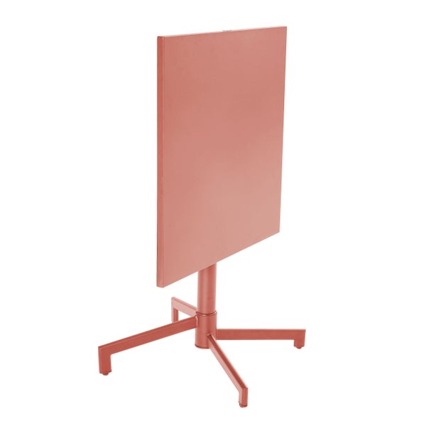 Quadratischer Bistrotisch in Terrakotta mit klappbarer Tischplatte und vierbeinigem Metallgestell.