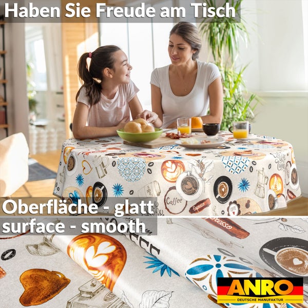 Tischdecke mit Kaffeemotiven auf einem Tisch, an dem eine Mutter und ihre Tochter sitzen.