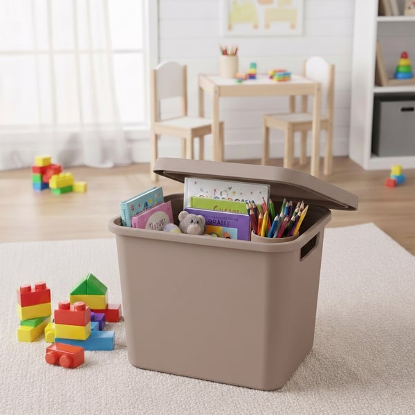 Kunststoff Aufbewahrungsbox mit Deckel für Spielzeug im Kinderzimmer mit Büchern und Buntstiften gefüllt