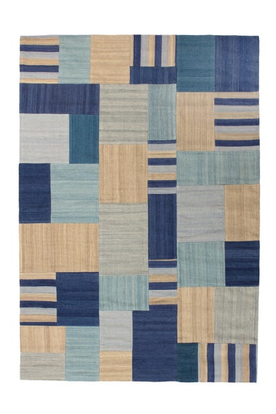 Rechteckiger Teppich mit Patchwork-Muster in verschiedenen Blau-, Beige- und Grautönen sowie gestreiften Akzenten.