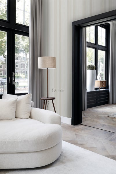 Wohnzimmer mit Sofa, Stehlampe und gestreifter Tapete