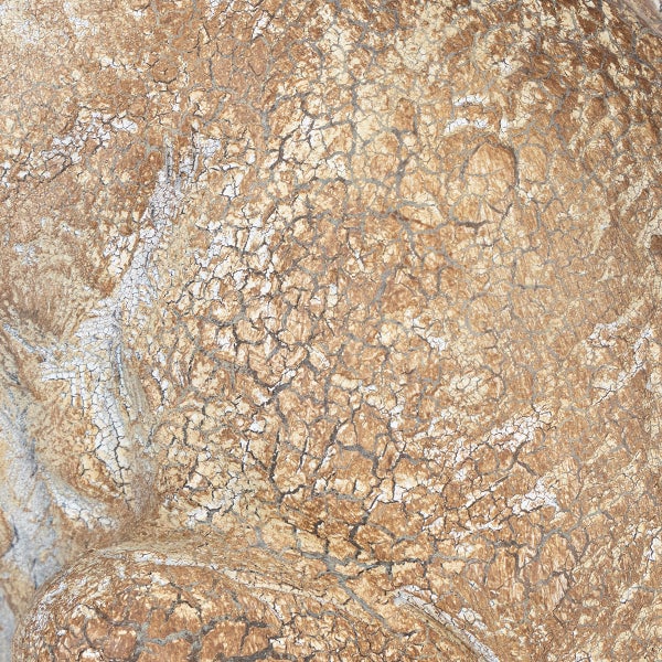 Detailaufnahme der Oberfläche eines Dekorationsobjekts mit rissiger Textur