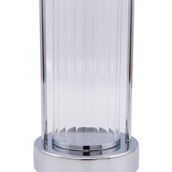 Detailansicht einer Lampe mit geriffeltem Klarglas und verchromter Metallhalterung auf einem runden Sockel.