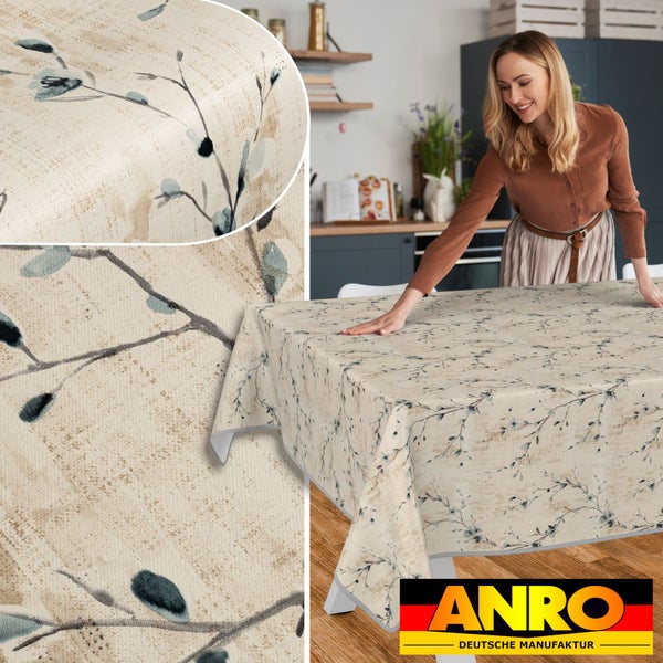 Tischdecke mit floralem Muster auf einem Tisch mit einer Frau im Hintergrund