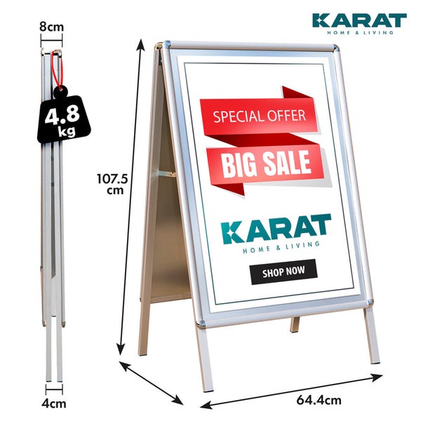 Silberfarbiger Kundenstopper mit den Maßangaben 107,5 cm Höhe, 64,4 cm Breite, 8 cm Tiefe im zusammengeklappten Zustand und einem Gewicht von 4,8 Kilogramm.