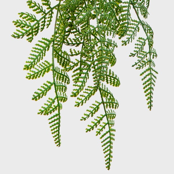 Künstlicher Philodendron im schwarzen Kunststofftopf mit großen, tief geschlitzten grünen Blättern.