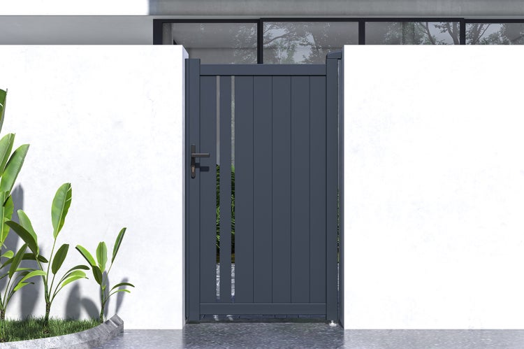 Modernes Gartentor aus Aluminium in Anthrazit mit vertikalen Lamellen und Sichtschlitzen, montiert zwischen zwei weißen Mauern.