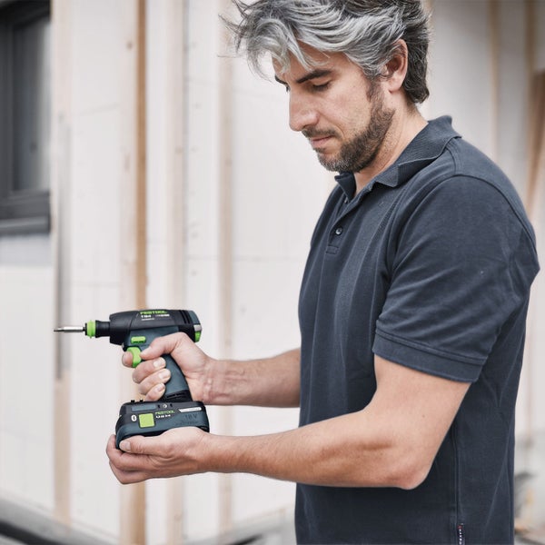 Mann schraubt Schraube mit Festool Akku-Bohrschrauber ein