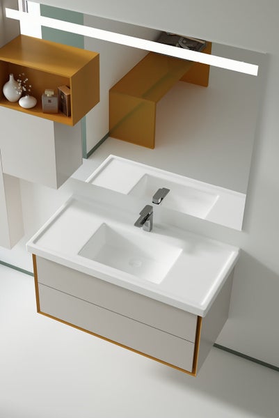 Badezimmer mit Waschtisch, Spiegel und Ablageflächen