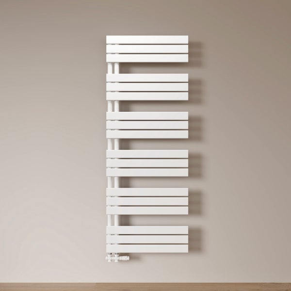 Weißer Handtuchheizkörper mit horizontalen Heizrohren an der Wand montiert