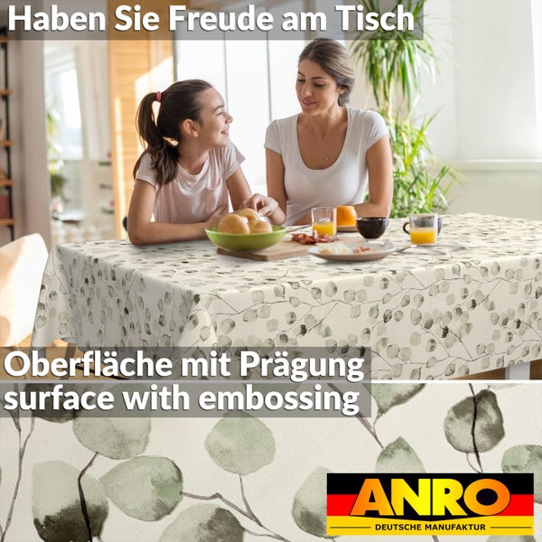 Abwaschbare Tischdecke mit geprägter Oberfläche und Eukalyptus-Blättermuster in einer hellen Esszimmer-Szene mit Mutter und Kind. ANRO Logo.
