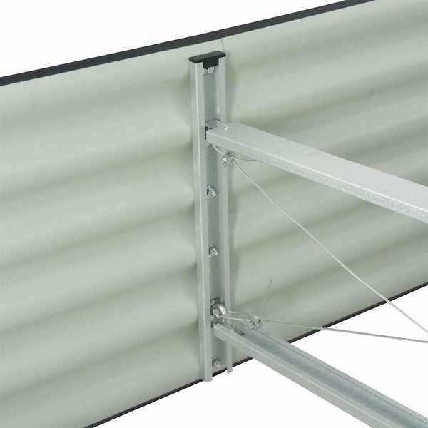 Innenansicht eines Hochbeetes aus Metall mit stabilisierender Querstrebe und Zugseilen für zusätzliche Stabilität.