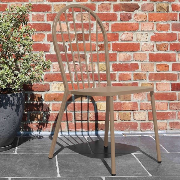 Metallstuhl in Beige mit abgerundeter Rückenlehne und vertikalen Stäben