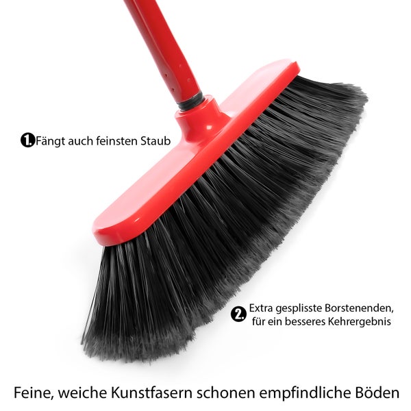 Kehrbesen mit rotem Stiel und schwarzen Borsten