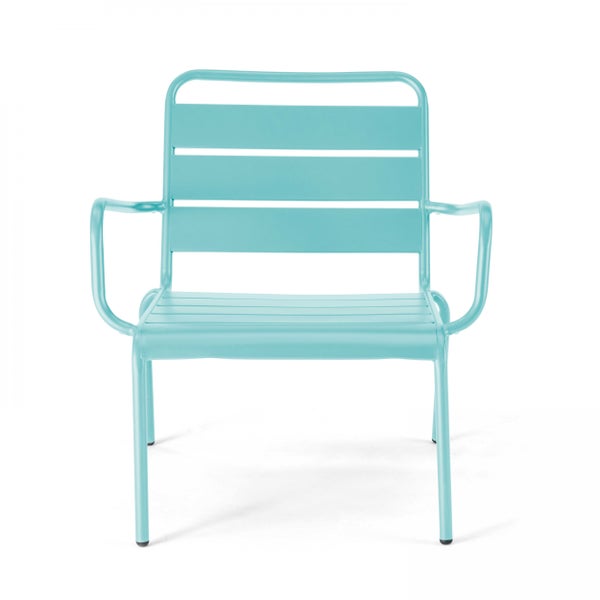 Hellblauer Gartenstuhl aus Metall mit Armlehnen und Rückenlehne in Latten-Optik.