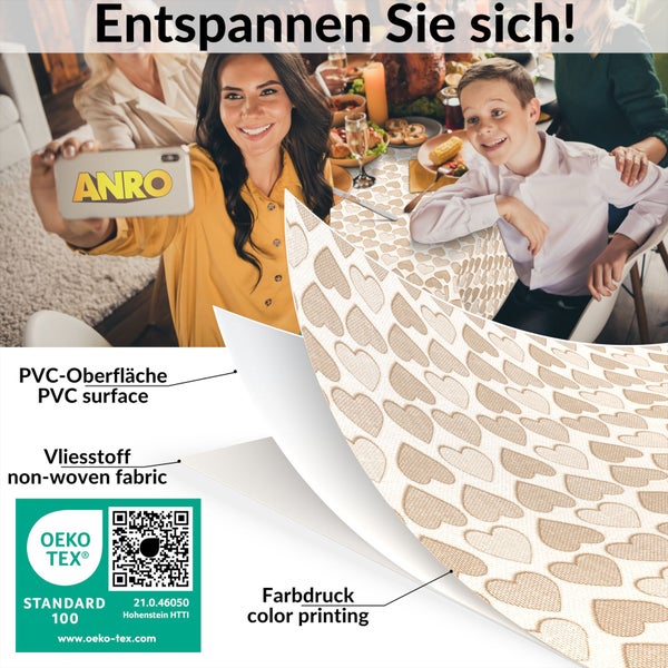 Familie am Tisch mit PVC Tischdecke mit Herzmuster