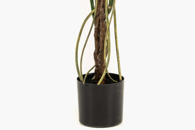 Nahaufnahme eines künstlichen Bambuszweigs mit grünen Halmen und hellen Blättern zur Dekoration.