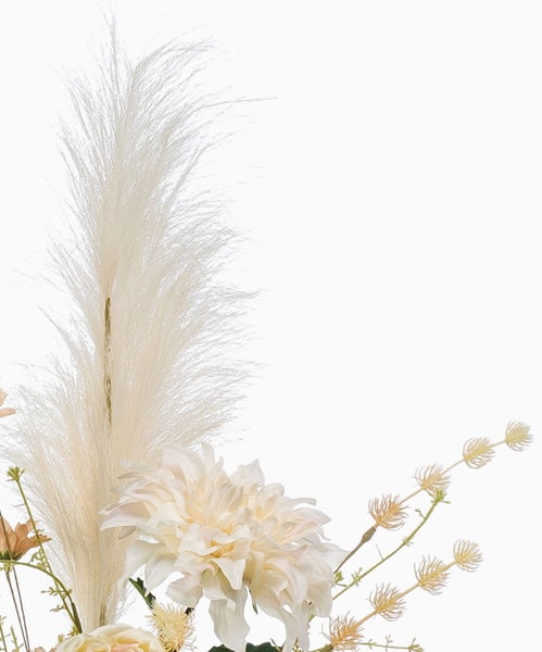 Künstliche Blumendekoration mit weißem Pampasgras und einer großen weißen Kunstblüte.