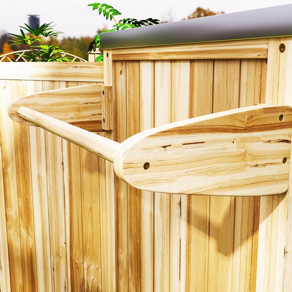 Handgriff aus Holz für Mülltonnenbox oder Gartenzaun, montiert an Holzpaneelen.