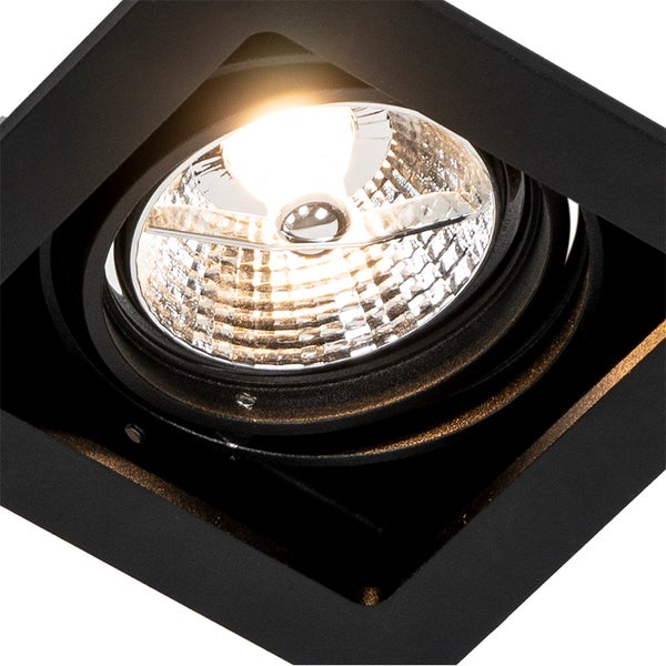 Schwarzer, eckiger Einbaustrahler mit schwenkbarem Leuchtmittel und strukturiertem Reflektor.