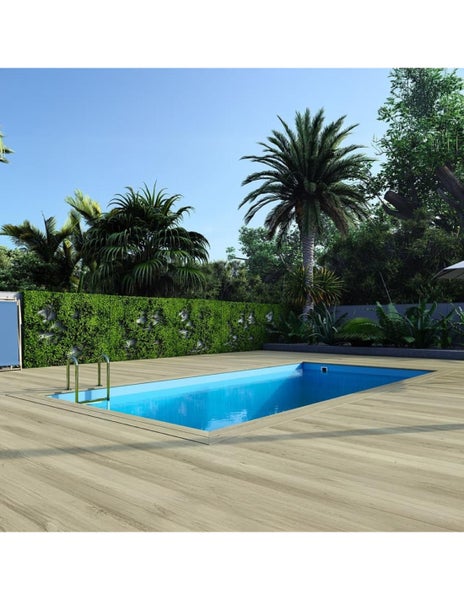 Szene mit rechteckigem Pool, umgeben von einer Holzterrasse und tropischer Vegetation