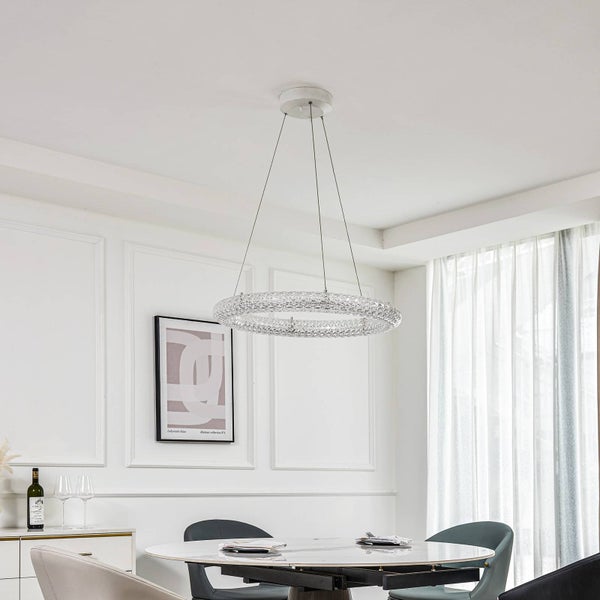 Moderne LED-Pendelleuchte in Ringform mit strukturierter Glasoberfläche über einem Esstisch in einem hellen, eleganten Wohnraum.