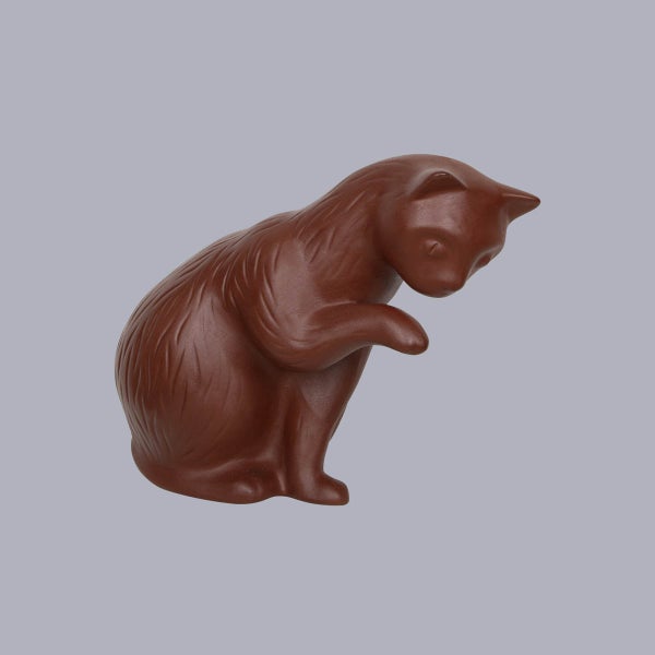Braune Gartenfigur Katze aus Terrakotta, sitzend mit erhobener Pfote.