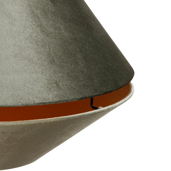 Nahaufnahme eines Lampenschirms aus Samt mit orangefarbener Innenseite.