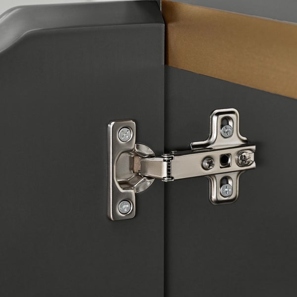 Detailansicht eines Möbelscharniers an einer grauen Möbelfront