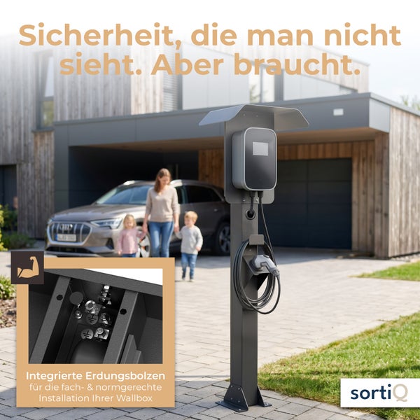Ladestation für Elektroautos auf einer Stele mit Schutzdach, Kabelhalterung und integrierten Erdungsbolzen für eine fachgerechte Installation.