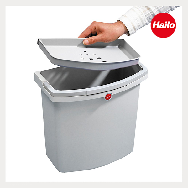 Hailo Mülleimer mit abnehmbarem Deckel, eine Hand hebt den Deckel ab. Hailo Logo.