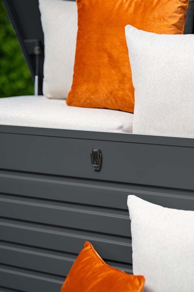 Gartenbox aus Metall in Anthrazit mit Sitzkissen und Zierkissen, Detailansicht des Verschlusses.